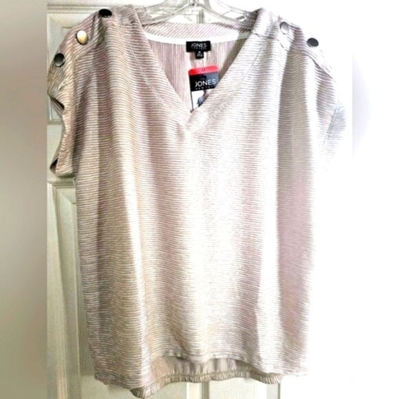 Jones new York v neck short sleeve top with button on shoulder. - Picture 1 of 4